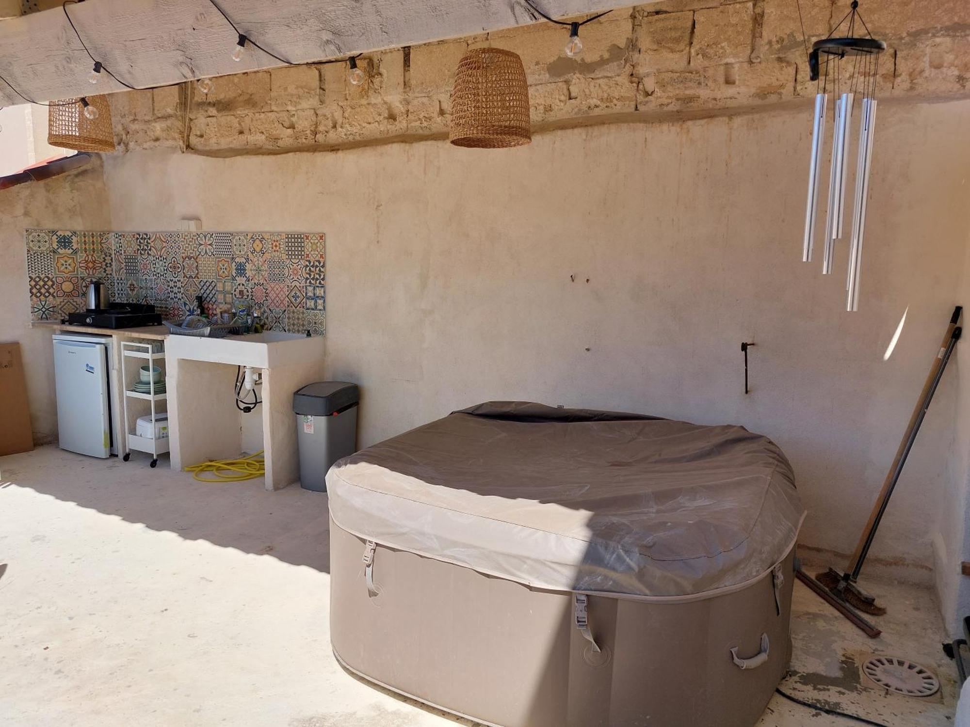 Maison intra muros, terrasses avec vue jaccuzzi et garage Avignon Chambre photo